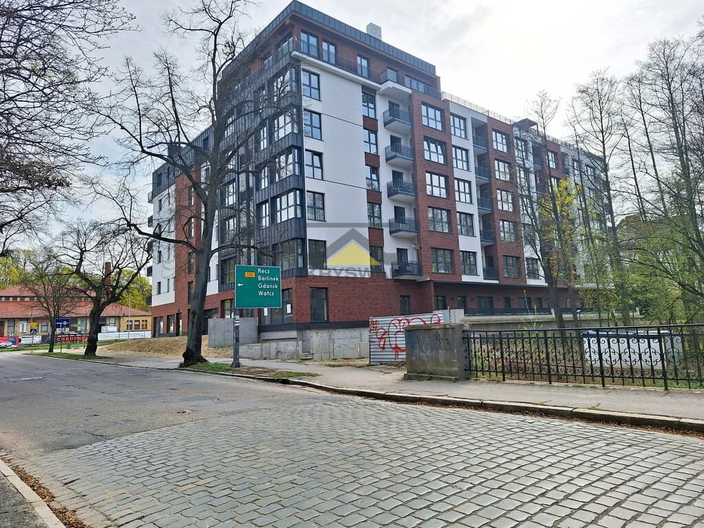 Mieszkanie z antresolą i balkonem w nowym bloku — zdjęcie 1
